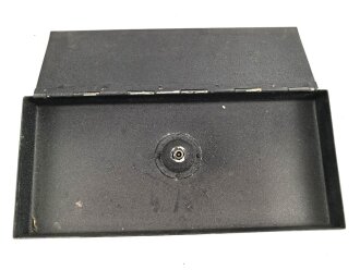 Deckel zum kleinen Klappenschrank zu 10 Leitungen. . Überlackiertes Stück, ungereinigt