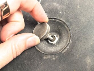 Deckel zum kleinen Klappenschrank zu 10 Leitungen. . Überlackiertes Stück, ungereinigt