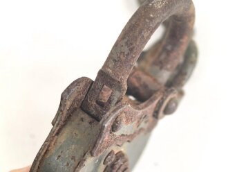 Vorhängeschloss, sieht man so unter anderem an Funk / und Fernmeldefahrzeugen der Wehrmacht. Ungereinigt