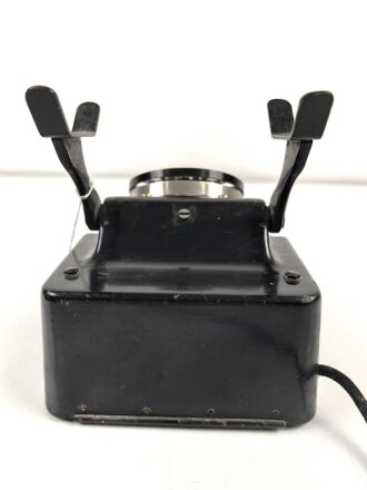 Tischfernsprecher datiert 1943 mit WaA Abnahme. Ungewöhnliches Modell mit Metallkorpus. Funktion nicht geprüft