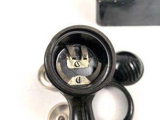 Tischfernsprecher datiert 1943 mit WaA Abnahme. Ungewöhnliches Modell mit Metallkorpus. Funktion nicht geprüft