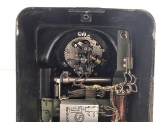 Tischfernsprecher datiert 1943 mit WaA Abnahme. Ungewöhnliches Modell mit Metallkorpus. Funktion nicht geprüft