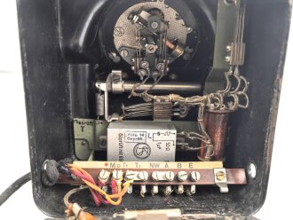 Tischfernsprecher datiert 1943 mit WaA Abnahme. Ungewöhnliches Modell mit Metallkorpus. Funktion nicht geprüft