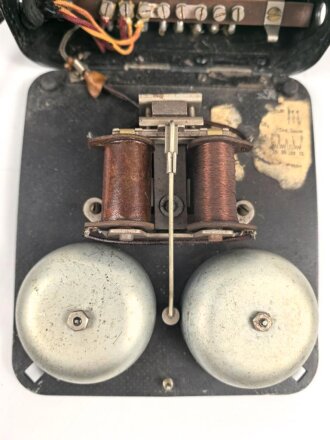 Tischfernsprecher datiert 1943 mit WaA Abnahme. Ungewöhnliches Modell mit Metallkorpus. Funktion nicht geprüft
