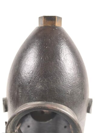 15cm Warzengranate und vier Dillenbajonette als Uhrengehäuse. Die Kugelfuße könnten Schrapnellkugeln sein. Gesamthöhe 55cm. Warzengranaten waren zuletzt im Deutsch französischen Krieg 1870/71 im Einsatz. Funktion der Uhr nicht geprüft.