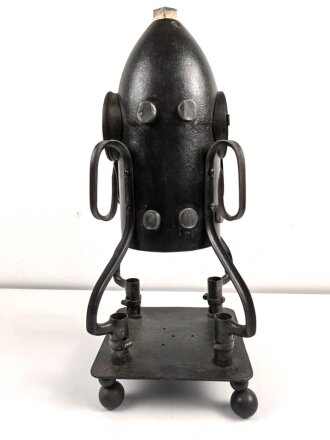 15cm Warzengranate und vier Dillenbajonette als Uhrengehäuse. Die Kugelfuße könnten Schrapnellkugeln sein. Gesamthöhe 55cm. Warzengranaten waren zuletzt im Deutsch französischen Krieg 1870/71 im Einsatz. Funktion der Uhr nicht geprüft.
