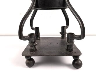 15cm Warzengranate und vier Dillenbajonette als Uhrengehäuse. Die Kugelfuße könnten Schrapnellkugeln sein. Gesamthöhe 55cm. Warzengranaten waren zuletzt im Deutsch französischen Krieg 1870/71 im Einsatz. Funktion der Uhr nicht geprüft.