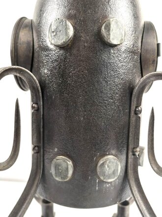 15cm Warzengranate und vier Dillenbajonette als Uhrengehäuse. Die Kugelfuße könnten Schrapnellkugeln sein. Gesamthöhe 55cm. Warzengranaten waren zuletzt im Deutsch französischen Krieg 1870/71 im Einsatz. Funktion der Uhr nicht geprüft.