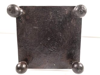 15cm Warzengranate und vier Dillenbajonette als Uhrengehäuse. Die Kugelfuße könnten Schrapnellkugeln sein. Gesamthöhe 55cm. Warzengranaten waren zuletzt im Deutsch französischen Krieg 1870/71 im Einsatz. Funktion der Uhr nicht geprüft.