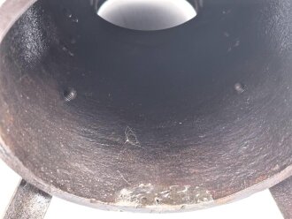 15cm Warzengranate und vier Dillenbajonette als Uhrengehäuse. Die Kugelfuße könnten Schrapnellkugeln sein. Gesamthöhe 55cm. Warzengranaten waren zuletzt im Deutsch französischen Krieg 1870/71 im Einsatz. Funktion der Uhr nicht geprüft.