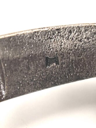 15cm Warzengranate und vier Dillenbajonette als Uhrengehäuse. Die Kugelfuße könnten Schrapnellkugeln sein. Gesamthöhe 55cm. Warzengranaten waren zuletzt im Deutsch französischen Krieg 1870/71 im Einsatz. Funktion der Uhr nicht geprüft.
