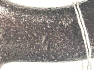 15cm Warzengranate und vier Dillenbajonette als Uhrengehäuse. Die Kugelfuße könnten Schrapnellkugeln sein. Gesamthöhe 55cm. Warzengranaten waren zuletzt im Deutsch französischen Krieg 1870/71 im Einsatz. Funktion der Uhr nicht geprüft.
