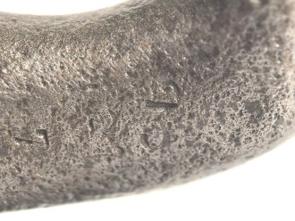 15cm Warzengranate und vier Dillenbajonette als Uhrengehäuse. Die Kugelfuße könnten Schrapnellkugeln sein. Gesamthöhe 55cm. Warzengranaten waren zuletzt im Deutsch französischen Krieg 1870/71 im Einsatz. Funktion der Uhr nicht geprüft.