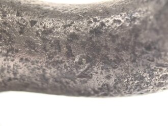 15cm Warzengranate und vier Dillenbajonette als Uhrengehäuse. Die Kugelfuße könnten Schrapnellkugeln sein. Gesamthöhe 55cm. Warzengranaten waren zuletzt im Deutsch französischen Krieg 1870/71 im Einsatz. Funktion der Uhr nicht geprüft.