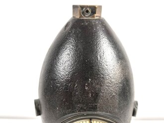 15cm Warzengranate und vier Dillenbajonette als Uhrengehäuse. Die Kugelfuße könnten Schrapnellkugeln sein. Gesamthöhe 55cm. Warzengranaten waren zuletzt im Deutsch französischen Krieg 1870/71 im Einsatz. Funktion der Uhr nicht geprüft.