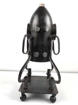 15cm Warzengranate und vier Dillenbajonette als Uhrengehäuse. Die Kugelfuße könnten Schrapnellkugeln sein. Gesamthöhe 55cm. Warzengranaten waren zuletzt im Deutsch französischen Krieg 1870/71 im Einsatz. Funktion der Uhr nicht geprüft.