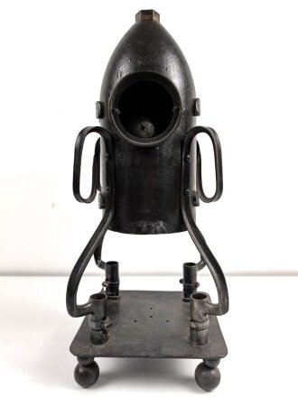 15cm Warzengranate und vier Dillenbajonette als Uhrengehäuse. Die Kugelfuße könnten Schrapnellkugeln sein. Gesamthöhe 55cm. Warzengranaten waren zuletzt im Deutsch französischen Krieg 1870/71 im Einsatz. Funktion der Uhr nicht geprüft.