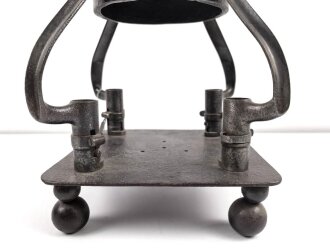 15cm Warzengranate und vier Dillenbajonette als Uhrengehäuse. Die Kugelfuße könnten Schrapnellkugeln sein. Gesamthöhe 55cm. Warzengranaten waren zuletzt im Deutsch französischen Krieg 1870/71 im Einsatz. Funktion der Uhr nicht geprüft.