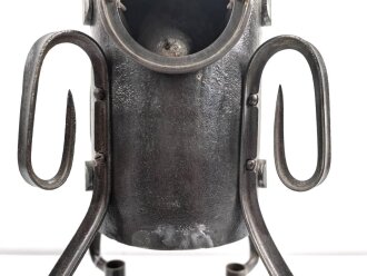 15cm Warzengranate und vier Dillenbajonette als Uhrengehäuse. Die Kugelfuße könnten Schrapnellkugeln sein. Gesamthöhe 55cm. Warzengranaten waren zuletzt im Deutsch französischen Krieg 1870/71 im Einsatz. Funktion der Uhr nicht geprüft.