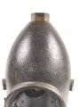 15cm Warzengranate und vier Dillenbajonette als Uhrengehäuse. Die Kugelfuße könnten Schrapnellkugeln sein. Gesamthöhe 55cm. Warzengranaten waren zuletzt im Deutsch französischen Krieg 1870/71 im Einsatz. Funktion der Uhr nicht geprüft.