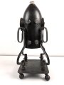15cm Warzengranate und vier Dillenbajonette als Uhrengehäuse. Die Kugelfuße könnten Schrapnellkugeln sein. Gesamthöhe 55cm. Warzengranaten waren zuletzt im Deutsch französischen Krieg 1870/71 im Einsatz. Funktion der Uhr nicht geprüft.