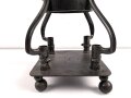 15cm Warzengranate und vier Dillenbajonette als Uhrengehäuse. Die Kugelfuße könnten Schrapnellkugeln sein. Gesamthöhe 55cm. Warzengranaten waren zuletzt im Deutsch französischen Krieg 1870/71 im Einsatz. Funktion der Uhr nicht geprüft.