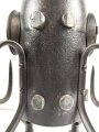 15cm Warzengranate und vier Dillenbajonette als Uhrengehäuse. Die Kugelfuße könnten Schrapnellkugeln sein. Gesamthöhe 55cm. Warzengranaten waren zuletzt im Deutsch französischen Krieg 1870/71 im Einsatz. Funktion der Uhr nicht geprüft.