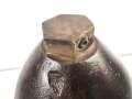 15cm Warzengranate und vier Dillenbajonette als Uhrengehäuse. Die Kugelfuße könnten Schrapnellkugeln sein. Gesamthöhe 55cm. Warzengranaten waren zuletzt im Deutsch französischen Krieg 1870/71 im Einsatz. Funktion der Uhr nicht geprüft.