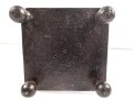 15cm Warzengranate und vier Dillenbajonette als Uhrengehäuse. Die Kugelfuße könnten Schrapnellkugeln sein. Gesamthöhe 55cm. Warzengranaten waren zuletzt im Deutsch französischen Krieg 1870/71 im Einsatz. Funktion der Uhr nicht geprüft.