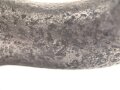 15cm Warzengranate und vier Dillenbajonette als Uhrengehäuse. Die Kugelfuße könnten Schrapnellkugeln sein. Gesamthöhe 55cm. Warzengranaten waren zuletzt im Deutsch französischen Krieg 1870/71 im Einsatz. Funktion der Uhr nicht geprüft.