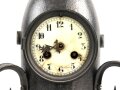 15cm Warzengranate und vier Dillenbajonette als Uhrengehäuse. Die Kugelfuße könnten Schrapnellkugeln sein. Gesamthöhe 55cm. Warzengranaten waren zuletzt im Deutsch französischen Krieg 1870/71 im Einsatz. Funktion der Uhr nicht geprüft.