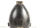 15cm Warzengranate und vier Dillenbajonette als Uhrengehäuse. Die Kugelfuße könnten Schrapnellkugeln sein. Gesamthöhe 55cm. Warzengranaten waren zuletzt im Deutsch französischen Krieg 1870/71 im Einsatz. Funktion der Uhr nicht geprüft.
