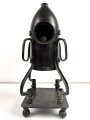 15cm Warzengranate und vier Dillenbajonette als Uhrengehäuse. Die Kugelfuße könnten Schrapnellkugeln sein. Gesamthöhe 55cm. Warzengranaten waren zuletzt im Deutsch französischen Krieg 1870/71 im Einsatz. Funktion der Uhr nicht geprüft.