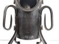15cm Warzengranate und vier Dillenbajonette als Uhrengehäuse. Die Kugelfuße könnten Schrapnellkugeln sein. Gesamthöhe 55cm. Warzengranaten waren zuletzt im Deutsch französischen Krieg 1870/71 im Einsatz. Funktion der Uhr nicht geprüft.