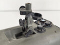Lichtsprechgerät 80 Wehrmacht. Optischer Sender / Empfänger.  Hersteller blc für Carl Zeiss Jena. Optisch einwandfrei, Originallack, Funktion nicht geprüft. Im passenden Lederbehälter, dieser datiert 1940