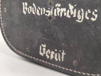 Lichtsprechgerät 80 Wehrmacht. Hersteller  Carl Zeiss Jena 1938. Optisch einwandfrei, Originallack, Funktion nicht geprüft. Im passenden Behälter, diesem fehlt ein Metallbeschlag um den zweiten verschluss zu halten sowie die beiden seitlichen D-Ringe.