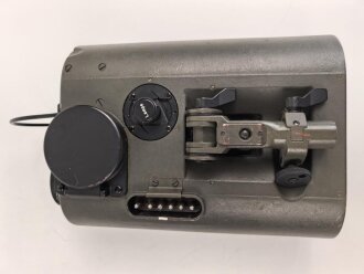 Lichtsprechgerät 80 Wehrmacht. Hersteller  Carl Zeiss Jena 1938. Optisch einwandfrei, Originallack, Funktion nicht geprüft. Im passenden Behälter, diesem fehlt ein Metallbeschlag um den zweiten verschluss zu halten sowie die beiden seitlichen D-Ringe.