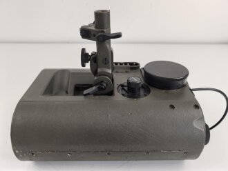 Lichtsprechgerät 80 Wehrmacht. Hersteller  Carl Zeiss Jena 1938. Optisch einwandfrei, Originallack, Funktion nicht geprüft. Im passenden Behälter, diesem fehlt ein Metallbeschlag um den zweiten verschluss zu halten sowie die beiden seitlichen D-Ringe.