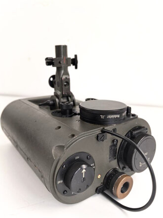 Lichtsprechgerät 80 Wehrmacht. Hersteller  Carl Zeiss Jena 1938. Optisch einwandfrei, Originallack, Funktion nicht geprüft. Im passenden Behälter, diesem fehlt ein Metallbeschlag um den zweiten verschluss zu halten sowie die beiden seitlichen D-Ringe.