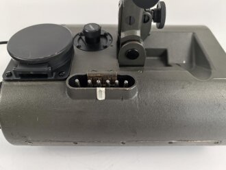 Lichtsprechgerät 80 Wehrmacht. Hersteller  Carl Zeiss Jena 1938. Optisch einwandfrei, Originallack, Funktion nicht geprüft. Im passenden Behälter, diesem fehlt ein Metallbeschlag um den zweiten verschluss zu halten sowie die beiden seitlichen D-Ringe.