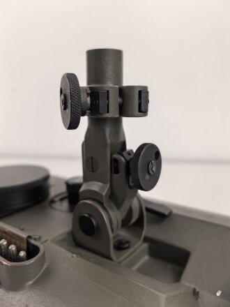Lichtsprechgerät 80 Wehrmacht. Hersteller  Carl Zeiss Jena 1938. Optisch einwandfrei, Originallack, Funktion nicht geprüft. Im passenden Behälter, diesem fehlt ein Metallbeschlag um den zweiten verschluss zu halten sowie die beiden seitlichen D-Ringe.