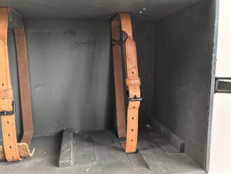 Lichtsprechgerät 80 Wehrmacht. Tornister Ober- und Unterteil in der jeweils 3.Ausführung. Der Verstärker von 1941. Originallack ? Funktion nicht geprüft