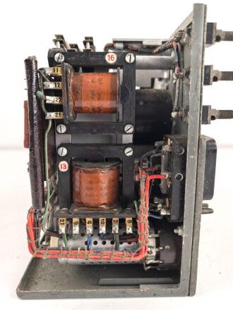 Lichtsprechgerät 80 Wehrmacht. Tornister Ober- und Unterteil in der jeweils 3.Ausführung. Der Verstärker von 1940. Originallack , ungereinigt, die Verschlüsse der Deckel neuzeitlich ergänzt. Funktion nicht geprüft