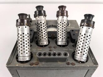 Lichtsprechgerät 80 Wehrmacht. Tornister Ober- und Unterteil in der jeweils 3.Ausführung. Der Verstärker von 1940. Originallack , ungereinigt, die Verschlüsse der Deckel neuzeitlich ergänzt. Funktion nicht geprüft