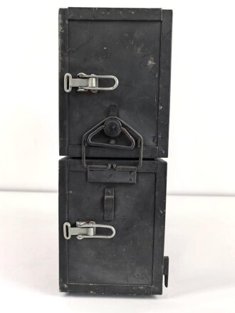 Lichtsprechgerät 80 Wehrmacht. Tornister Ober- und Unterteil in der jeweils 3.Ausführung. Der Verstärker von 1940. Originallack , ungereinigt, die Verschlüsse der Deckel neuzeitlich ergänzt. Funktion nicht geprüft