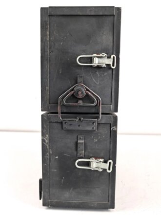 Lichtsprechgerät 80 Wehrmacht. Tornister Ober- und Unterteil in der jeweils 3.Ausführung. Der Verstärker von 1940. Originallack , ungereinigt, die Verschlüsse der Deckel neuzeitlich ergänzt. Funktion nicht geprüft