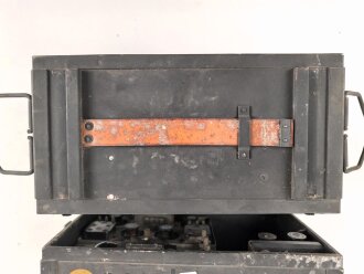Lichtsprechgerät 80 Wehrmacht. Tornister Ober- und Unterteil in der jeweils 3.Ausführung. Der Verstärker von 1940. Originallack , ungereinigt, die Verschlüsse der Deckel neuzeitlich ergänzt. Funktion nicht geprüft