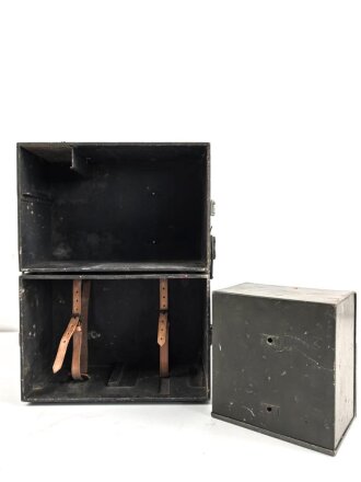 Lichtsprechgerät 80 Wehrmacht. Tornister Ober- und Unterteil in der jeweils 3.Ausführung. Der Verstärker von 1940. Originallack , ungereinigt, die Verschlüsse der Deckel neuzeitlich ergänzt. Funktion nicht geprüft
