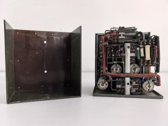 Lichtsprechgerät 80 Wehrmacht. Tornister Ober- und Unterteil in der jeweils 3.Ausführung. Der Verstärker von 1940. Originallack , ungereinigt, die Verschlüsse der Deckel neuzeitlich ergänzt. Funktion nicht geprüft