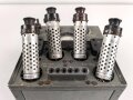 Lichtsprechgerät 80 Wehrmacht. Tornister Ober- und Unterteil in der jeweils 3.Ausführung. Der Verstärker von 1940. Originallack , ungereinigt, die Verschlüsse der Deckel neuzeitlich ergänzt. Funktion nicht geprüft